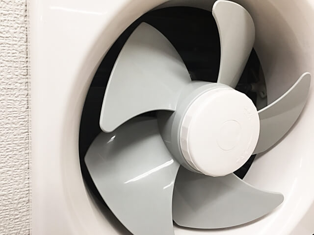 3.換気扇を固定している金具を外し、換気扇本体を壁から取り外す